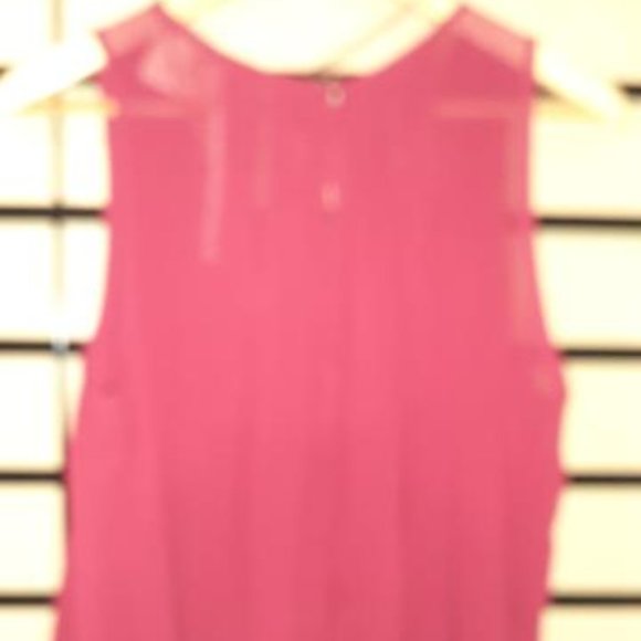 sleeveless top NWT - Picture 2 of 2